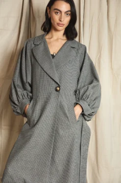 Mahsa | Universal Trench - Mini Houndstooth 7 Mahsa | Universal Trench - Mini Houndstooth -Clothing Shop Mahsa Universal Trench Mini Houndstooth Grey Black 13 scaled